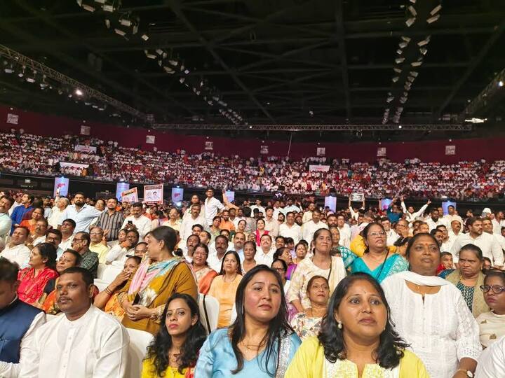 यावेळी मराठी हुंकाराने वरळी डोम तासभर आधीच तुंडूब भरला होता. तर बाहेर गेटवरही हजारोंचा जमाव यावेळी जमला होता. परिणामी वरळी डोमच्या मार्गावर ट्रॅफिक तुंबलेलं बघायला मिळाले.