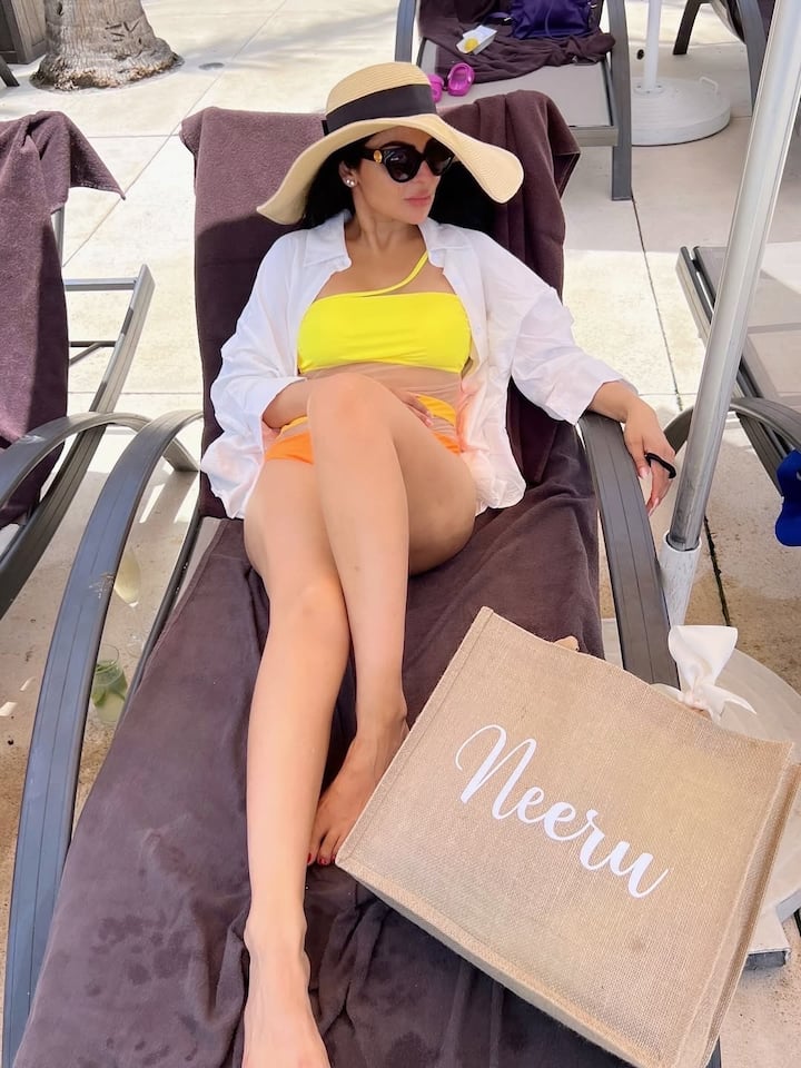 इस आउटफिट में वो एक पूल के किनारे बैठकर अपने फिगर को फ्लॉन्ट कर रही हैं. तो वहीं दूसरी पिक्चर में एक चेयर पर रिलैक्स करती हुई दिखाई दीं.