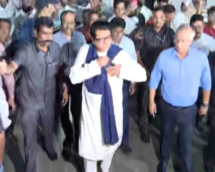 राज ठाकरे आणि उद्धव ठाकरे यांना पाहण्यासाठी तुडुंब गर्दी झाली आहे .