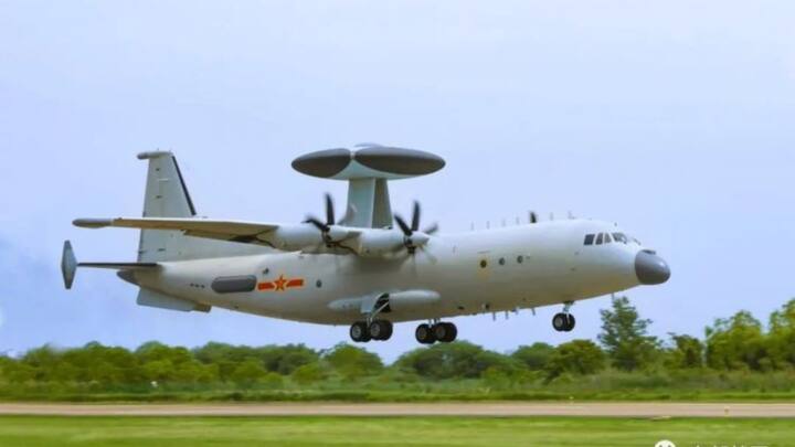 KJ-500 का सिस्टम पारंपरिक रोटोडोम AEW&C की तुलना में कहीं अधिक तेज और सटीक जानकारी देता है. ये लगभग 470 किमी तक लड़ाकू आकार के लक्ष्यों का पता लगाने में सक्षम है.