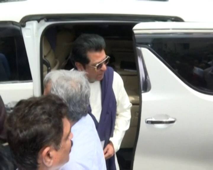 आज केवळ ठाकरे बंधू एकत्र येत नाहीत तर मराठी बाणा एकत्र येतोय अशा प्रतिक्रिया जमलेल्या कार्यकर्त्यांनी आणि नागरिकांनी दिल्या आहेत .