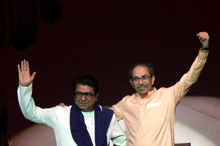 दुपारी 12.15 च्या दरम्यान राज ठाकरे (Raj Thackeray) आणि उद्धव ठाकरे (Uddhav Thackeray) यांची स्टेजवर ग्रँड एन्ट्री झाली.(फोटो सौजन्य: येरम)