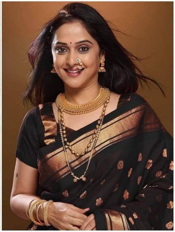 अपने काम को लेकर मृणाल काफी एक्टिव हैं और टीवी के साथ फिल्मों में भी सक्रिय हैं. इतना ही नहीं उन्होंने कई मराठी शोज को भी डायरेक्ट किया है.