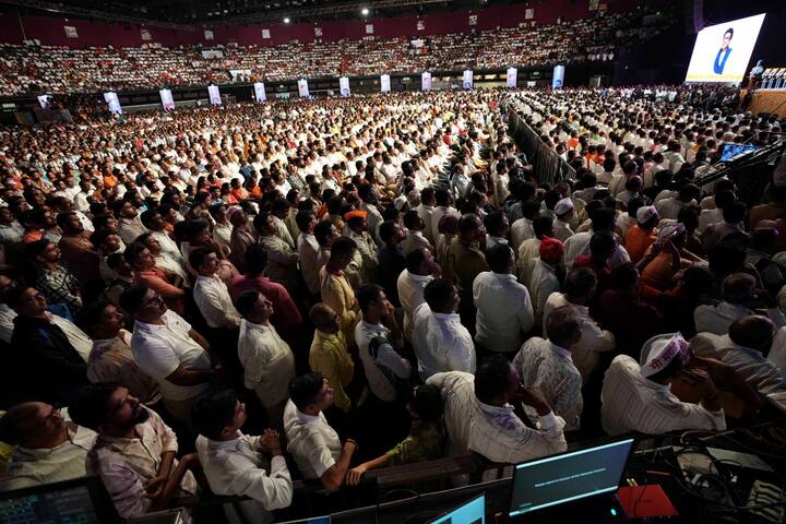 यावेळी संपूर्ण महाराष्ट्र भावूक झाल्याचं दिसून आलं.(Photo Source: येरम)