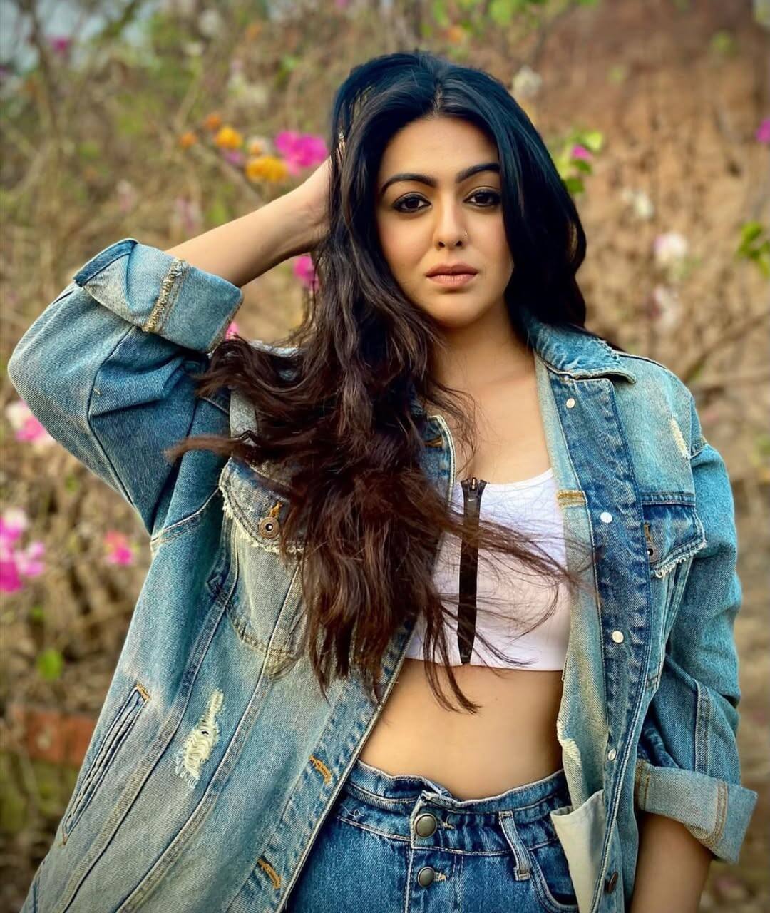 The actress said that Shafak had pneumonia in childhood. Also, there is a difference of only 13 to 14 months in them and Shafak. Mama was very weak during that time, she too probably pneumonia or jondis. In such a situation, it is said that Mother cannot feed baby.