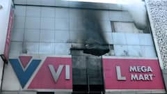 दिल्ली: करोल बाग के विशाल मेगा मार्ट में लगी भीषण आग, एक व्यक्ति की मौत, बचाव कार्य जारी