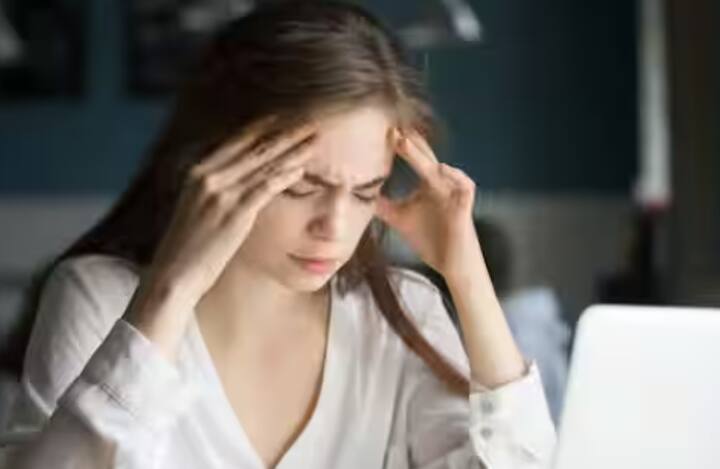 ਨੀਂਦ ਦੀ ਕਮੀ: ਨੀਂਦ ਦੀ ਕਮੀ ਸਰੀਰ ਵਿੱਚ ਇਨਸੁਲਿਨ ਪ੍ਰਤੀਰੋਧ ਨੂੰ ਵਧਾ ਸਕਦੀ ਹੈ, ਜਿਸ ਨਾਲ ਫਾਸਟਿੰਗ ਸ਼ੂਗਰ ਦਾ ਪੱਧਰ ਵੱਧ ਜਾਂਦਾ ਹੈ। ਹਰ ਰੋਜ਼ ਘੱਟੋ-ਘੱਟ 7 ਘੰਟੇ ਚੰਗੀ ਨੀਂਦ ਲੈਣਾ ਬਹੁਤ ਜ਼ਰੂਰੀ ਹੈ।