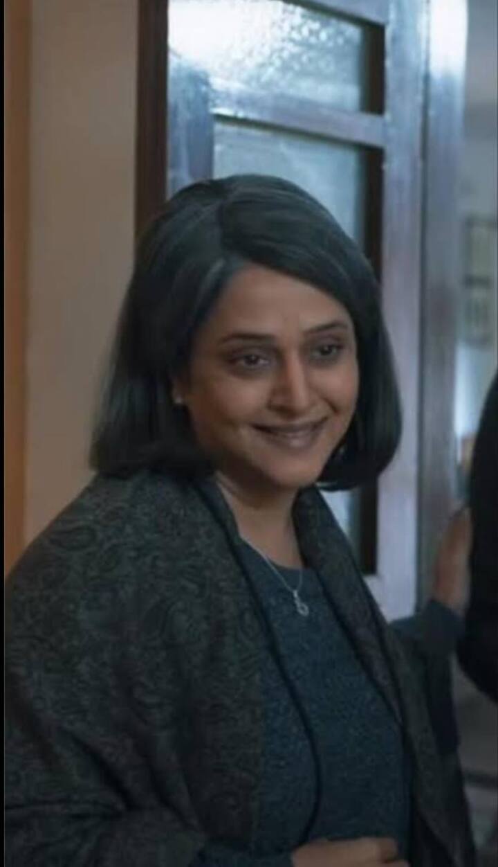 सान्या मल्होत्रा की फिल्म मिसेज में भी मृणाल कुलकर्णी ने अहम किरदार निभाया है. फिल्म में वो लीड कैरेक्टर रिचा की मां के रोल में नजर आई थीं. एक्ट्रेस को द कश्मीर फाइल्स में लक्ष्मी दत्त के किरदार में देखा गया था.