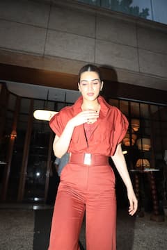 Kriti Sanon Sizzling Look: रेड जंपसूट में कृति सेनन ने दिखाया सिजलिंग अवतार, पैप्स को खूब दिए पोज