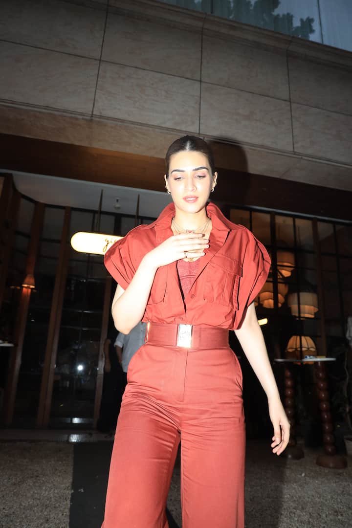 Kriti Sanon was spotted by Paparaji in an event on Saturday evening. Where the actress appeared in Gorgeous avatar.