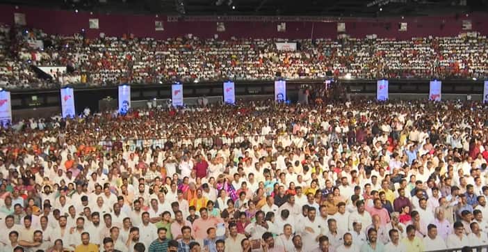 त्यानंतर व्यासपीठावरून अवघ्या महाराष्ट्राला अभिवादन केलं.