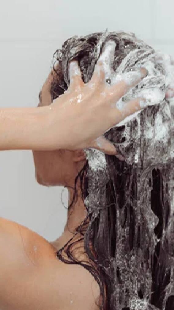 रोज केस धुणे करू शकते केसांचे नुकसान