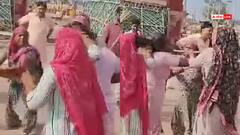 Watch: पैसा बना विवाद, झाड़ू को हथियार बनाकर एक-दूसरे से लड़ती नजर आई महिलाएं, वीडियो वायरल