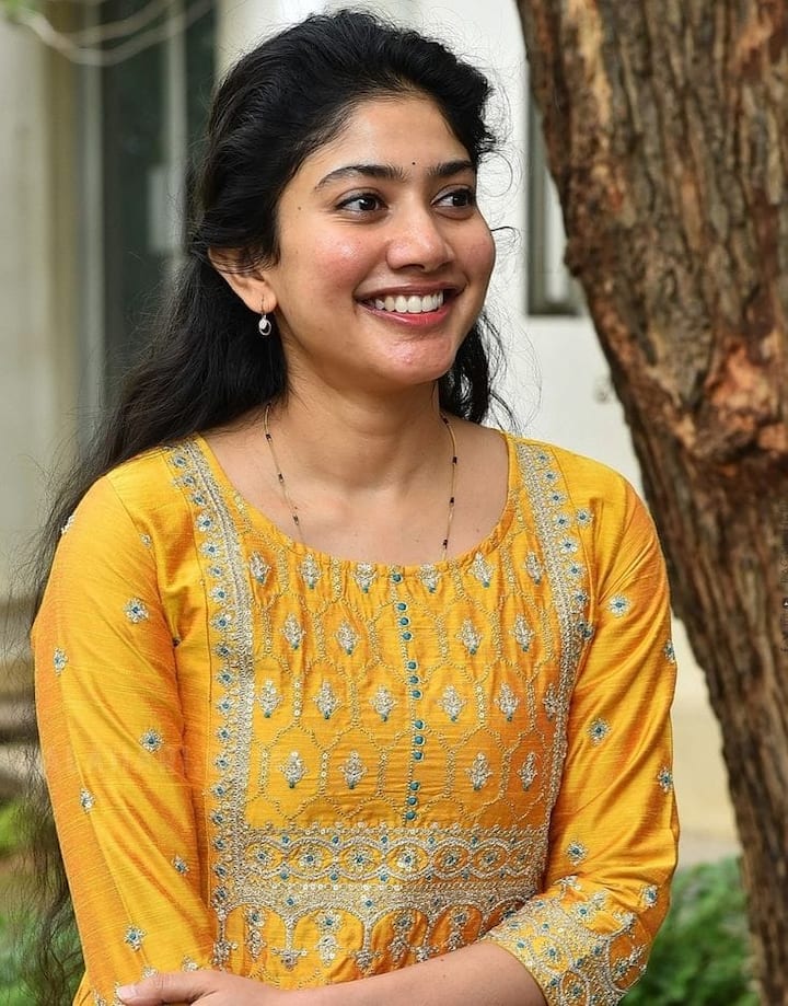 एक्सरसाइज और हेल्थी डाइट के साथ एक्ट्रेस का मानना है कि हाइड्रेशन भी बहुत जरूरी है. साई पल्लवी नारियल पानी का भी सेवन करती हैं. इससे एजिंग से बचा जा सकता है और स्किन भी रिंकल्स फ्री रहेगी.