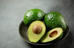 सौंदर्य बरकरार रखने के लिए खाएं ये 6 चीजें, चेहरे पर ग्लो हमेशा बना रहेगा