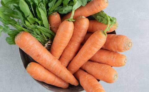 गाजर: गाजर में पाया जाने वाला बीटा-कैरोटीन शरीर में विटामिन A में बदलता है, जो नई स्किन सेल्स बनाने में मदद करता है. इसका नियमित सेवन स्किन को निखारता है और पिंपल्स से लड़ने में मदद करता है.