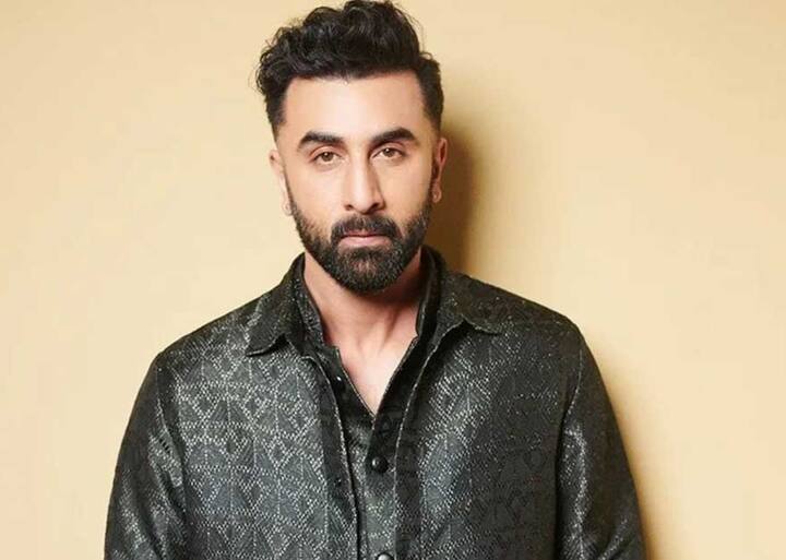 नितेश तिवारी की 1600 करोड़ में बन रही फिल्म 'रामायण' के दोनों पार्ट में रणबीर कपूर भगवान राम की भूमिका में नजर आएंगे. फिल्म का पहला पार्ट दिवाली 2026 पर रिलीज होगा जबकि दूसरा पार्ट दिवाली 2027 पर थिएटर्स में दस्तक देगा.