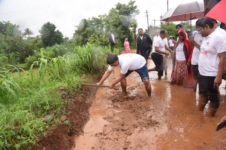 राधानगरीमधील शेतात जाऊन आज डोक्यावरील येरलं बाजूला ठेवून भर पावसात भिजत शेतात पावर टिलरद्वारे चिखलगुट्टा (मशागत) करुन वाफ्यामध्ये भात रोपांची लागण केली.