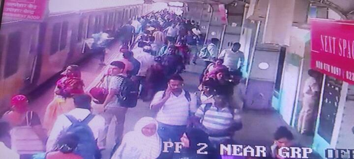 यादव पती-पत्नी हे दोघे कर्जत रेल्वे स्थानकावर त्यांनी दुपारी 3.15 वाजताची कर्जत–खोपोली लोकल पकडत असताना त्यांचे पती  अखिलेश यादव हे काही कारणास्तव प्लॅटफॉर्मवर उतरले.