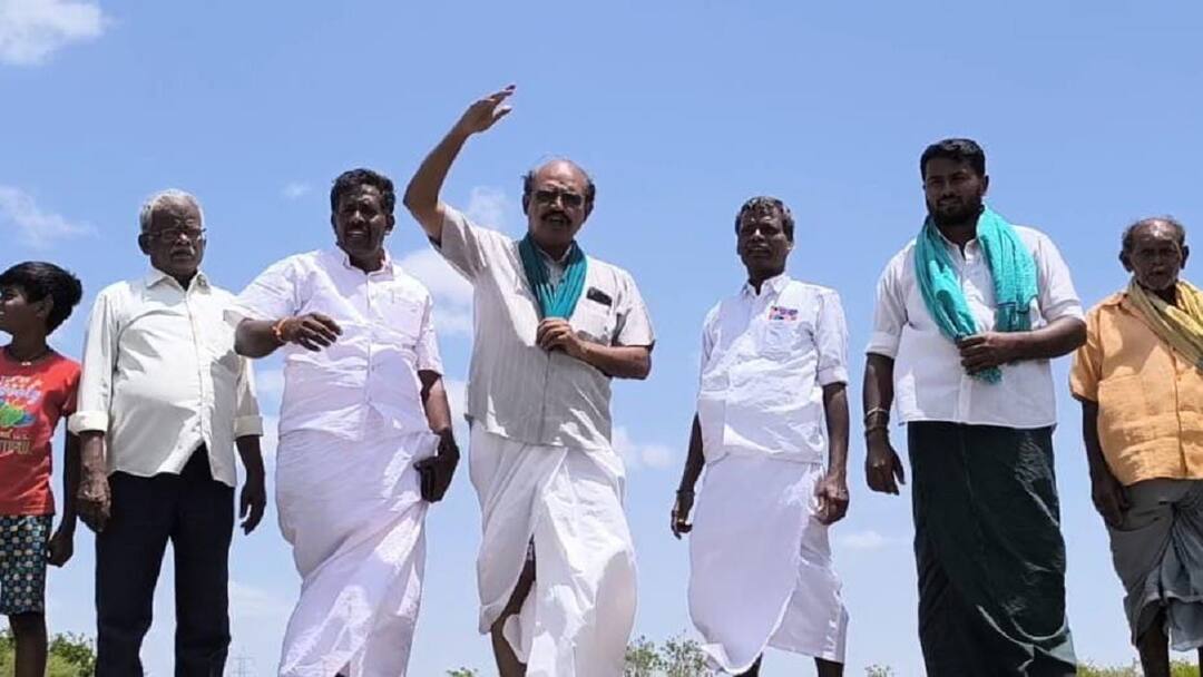 தடுப்பணையில் ஏறிய விவசாயிகள்... தஞ்சாவூர் அருகே பரபரப்பு