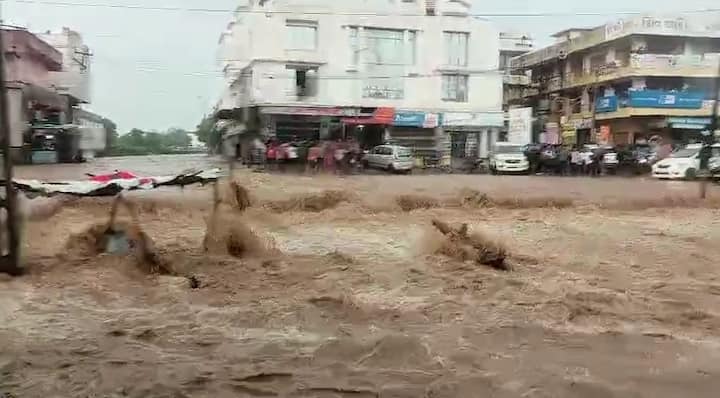 રાયધણજરના યુવાનોએ જેસીબીની મદદથી લોકોને પાણીના ધસમસતા પ્રવાહમાંથી બહાર કાઢીને નદી પાર કરાવી હતી. આ તરફ નખત્રાણાના નાની ખોંભડીમાં પાણીના પ્રવાહમાં પશુ તણાયા હતા. મેકણ સરોવરના પાણીના પ્રવાહમાં 10થી 15 પશુ તણાયા હતા.