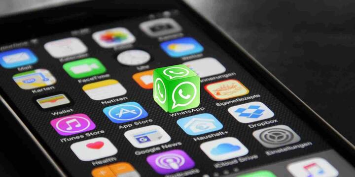 WhatsApp जैसे ऐप समय-समय पर अपने सिस्टम और फीचर्स को बेहतर बनाने के लिए पुराने डिवाइसों का सपोर्ट बंद कर देते हैं. Meta का कहना है कि वे हर साल यह मूल्यांकन करते हैं कि कौन-कौन से डिवाइस और ऑपरेटिंग सिस्टम अब पुराने हो चुके हैं जिनमें न तो ज़रूरी सुरक्षा अपडेट होते हैं और न ही वे ऐप के लेटेस्ट फीचर्स को सपोर्ट कर पाते हैं.