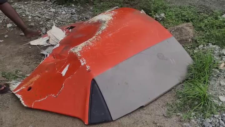 మహబూబాబాద్ జిల్లా తాళ్లపూసపల్లి రైల్వే స్టేషన్ సమీపంలో ఈ ఘటన జరిగింది. విశాఖపట్నం నుండి సికింద్రాబాద్ వైపు వెళ్లే వందేభారత్ ఎక్స్ ప్రెస్ కు పెను ప్రమాదం తప్పింది.