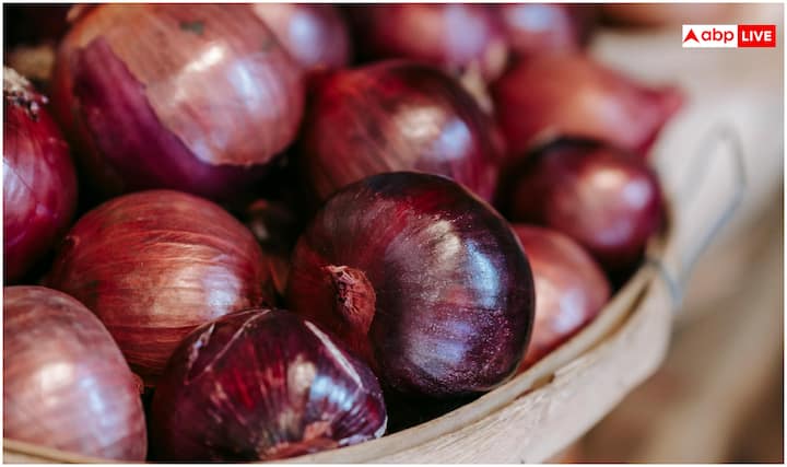 प्याज में प्रीबायोटिक फाइबर जैसे इनुलिन मौजूद होते हैं, जो आंत में गुड बैक्टीरिया बढ़ाते हैं. जर्नल ऑफ फूड एंड फंक्शन (2023) के अनुसार, ये फाइबर पाचन को बेहतर बनाते हैं और कब्ज, सूजन और पेट से संबंधित अन्य समस्याओं को कम करते हैं.