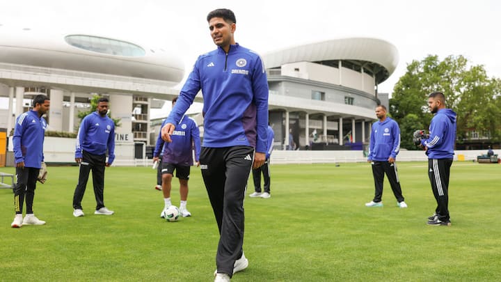 शुभमन गिल की जर्सी का नंबर 77 है. अंकशास्त्र में ये अंक कई मौकों पर उन्हें भाग्यशाली बना सकता है. अब फैंस के बीच उनकी जर्सी को लेकर काफी चर्चा हो रही है.