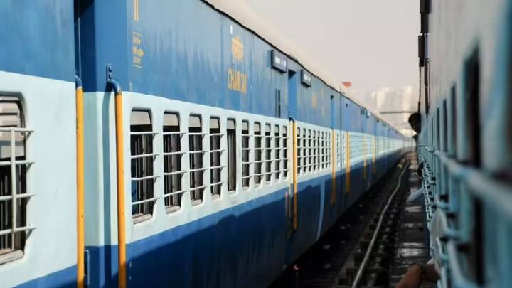 ट्रेन में आप शराब पीकर सफर नहीं कर सकते. ऐसा करना भारतीय रेलवे के बनाए गए खिलाफ होता है और ऐसा करने पर आपको जुर्माना भरना पड़ सकता है. लेकिन बहुत से लोग इस बात को हल्के में लेते हैं और शराब पीकर सफर करते हैं.