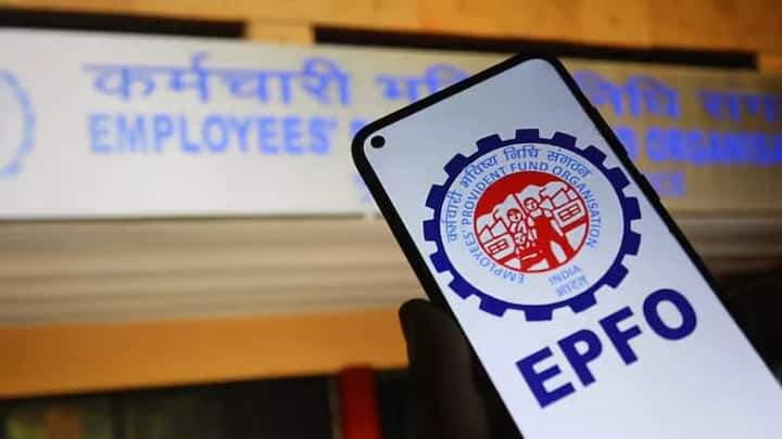 पीएफ खाता एक तरह से बचत खाते के तौर पर काम करता है. इसमें जमा होने वाली राशि पर आपको सरकार की ओर से ब्याज भी दिया जाता है इतना ही नहीं जरूरत पड़ने पर आप कभी भी इस खाते से निकासी भी कर सकते हैं.