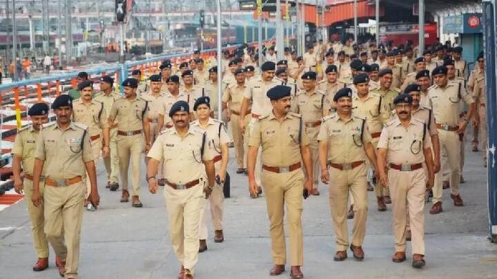 इतना ही नहीं शराब पीकर यात्रा करने वाले यात्रियों को रेलवे प्रोटेक्शन फोर्स और ट्रेन स्टाफ चलती हुई ट्रेन से बीच सफर उतार भी सकते हैं. और ऐसे यात्रियों के खिलाफ फिर भी दर्ज किया सकती है. यह नियम ट्रेन के सभी कोच में समान रूप से लागू होते है.