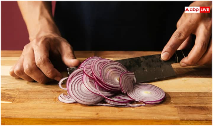 प्याज में विटामिन सी, विटामिन बी6, फोलेट, पोटैशियम, मैग्नीशियम और सल्फर यौगिकों जैसे क्वेरसेटिन और एलिल प्रोपाइल डाइसल्फाइड काफी ज्यादा होते हैं. जर्नल ऑफ न्यूट्रीशन (2024) में पब्लिश एक स्टडी के मुताबिक, प्याज में मौजूद एंटी-ऑक्सीडेंट्स शरीर में फ्री रैडिकल्स को नष्ट करते हैं, जो हार्ट डिजीज, कैंसर और डायबिटीज जैसी बीमारियों के खतरे को कम करते हैं.