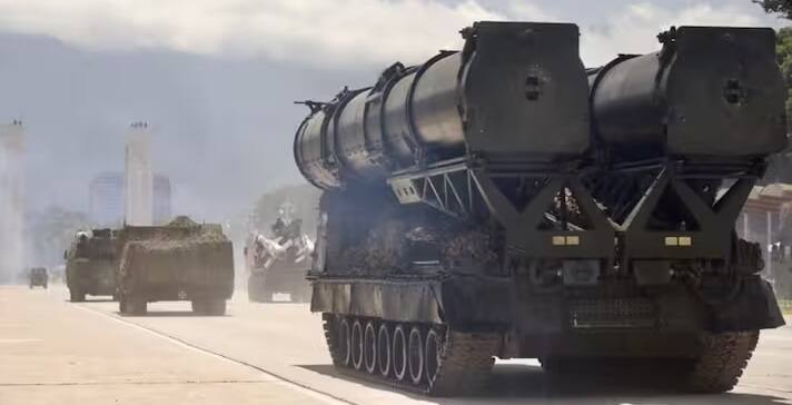 S-300VM એક મલ્ટી-ચેનલ ડિફેન્સ સિસ્ટમ છે જે બેલિસ્ટિક મિસાઇલો અને ફિક્સ્ડ-વિંગ એરક્રાફ્ટને એકસાથે અટકાવી શકે છે. આ સિસ્ટમ રશિયામાં વ્યાપકપણે ઉપયોગમાં લેવાય છે અને તેના ઘણા આંતરરાષ્ટ્રીય ગ્રાહકો પણ છે. તેની રેન્જ 200 કિમી છે. તે બેલિસ્ટિક અને ક્રુઝ મિસાઇલોને નિશાન બનાવે છે.
