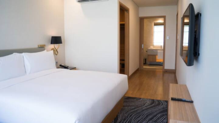 নয়ের দশকে Marriott International-এর অধীনে থাকা Westin Hotels & Resorts নয়ের দশকে প্রথম বিছানায় সাদা চাদর পাতার চল শুরু করে। সেই থেকে পৃথিবীর সর্বত্রই হোটেলের বিছানায় চাদর পাতার চল শুরু হয়।