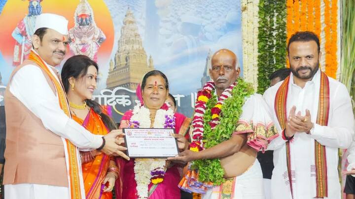 मुख्यमंत्री आणि अमृता फडणवीस यांच्या हस्ते मानाचे वारकरी ठरलेल्या उगले दाम्पत्याचा शाल आणि विठ्ठल रुक्मिणी मातेची मूर्ती देऊन यावेळी सन्मान करण्यात आला.