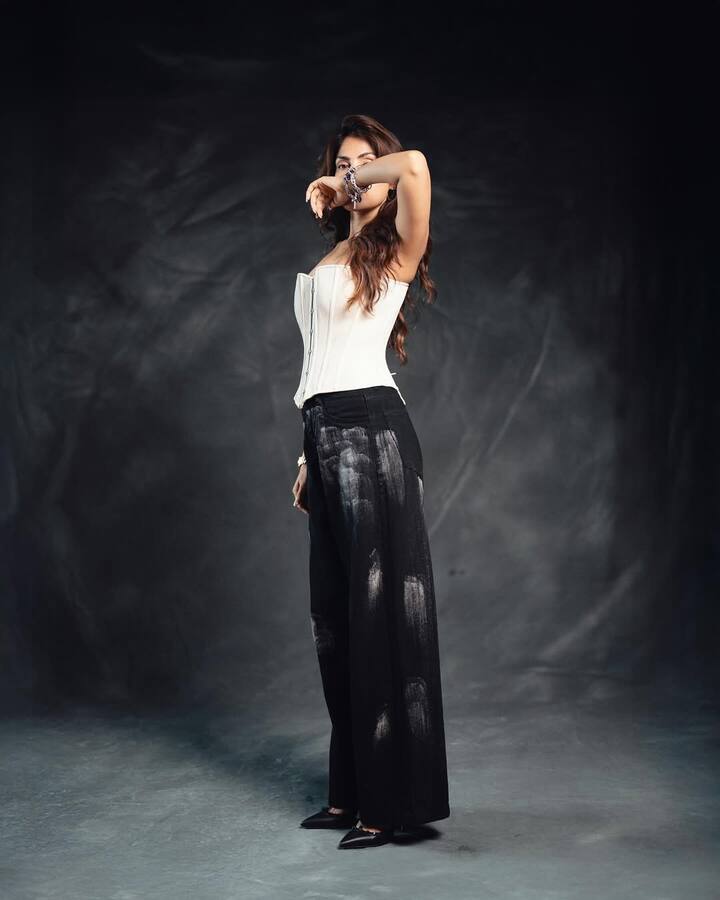 રિયા ચક્રવર્તી કોઈને કોઈ કારણસર ચર્ચામાં રહે છે. સોશિયલ મીડિયા પર અવારનવાર પોતાનો સમય વિતાવતી રિયાએ હાલમાં જ તેના ઇન્સ્ટાગ્રામ પર તેની કેટલીક તસવીરો શેર કરી છે, જેમાં અભિનેત્રી ખૂબ જ ચિલ મૂડમાં જોવા મળી રહી છે.