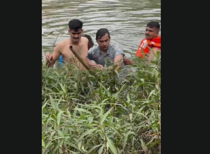 इंजिनिअरिंगच्या परीक्षेत तीन वेळा आलेल्या अपयशामुळे पार्थने हे टोकाचे पाऊल उचलल्याचे समोर येत आहे.