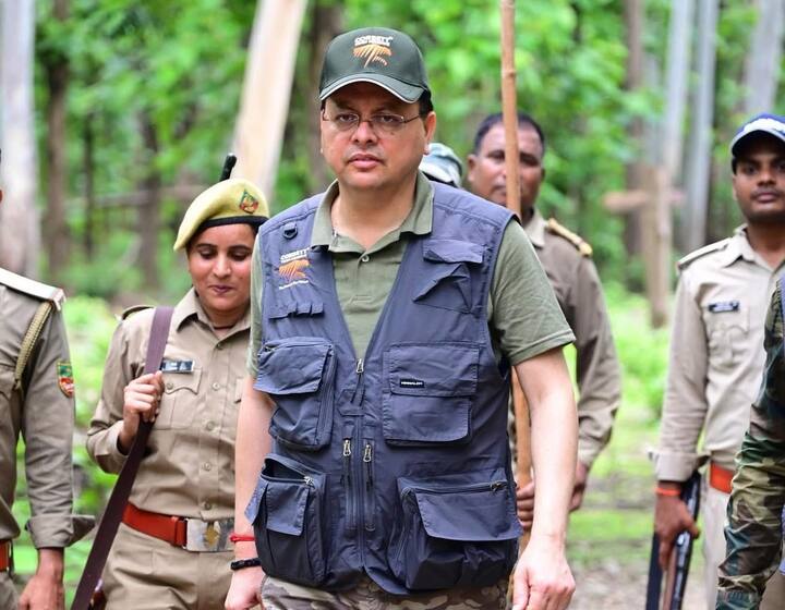 उत्तराखंड के मुख्यमंत्री पुष्कर सिंह अपने दो दिन के रामनगर दौरे पर पहुंचे हुए हैं. आज रविवार (6 जुलाई) की सुबह मुख्यमंत्री पुष्कर सिंह धामी ने कॉर्बेट टाइगर रिजर्व के झिरना जोन में सफारी का आनंद लिया. मुख्यमंत्री धामी ने झिरना गेट पर टाइगर रिजर्व के कर्मचारियों से मुलाकात की और उनका उत्साह वर्धन भी किया.
