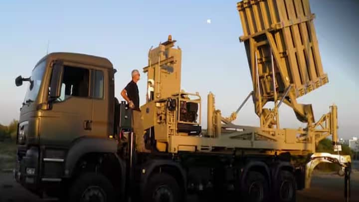 S-400 ટ્રાયમ્ફને વિશ્વની સૌથી શક્તિશાળી એર ડિફેન્સ સિસ્ટમ માનવામાં આવે છે. તેની મલ્ટી-લેયર સિસ્ટમ, અદ્યતન રડાર અને મલ્ટી-ટાર્ગેટ ટ્રેકિંગ ક્ષમતા તેને અજેય બનાવે છે. ભારત, ચીન અને તુર્કી જેવા દેશોએ તેને અપનાવ્યું છે. તે રશિયાના અલ્માઝ-એન્ટે દ્વારા બનાવવામાં આવ્યું હતું. તેની રેન્જ 400 કિમી છે અને ઊંચાઈ 56 કિમી છે. તે સ્ટીલ્થ જેટ શોધવામાં પણ સક્ષમ છે.