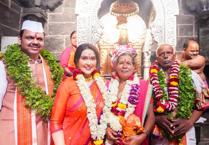 विठ्ठलाची महापूजा संपन्न झाल्यानंतर मुख्यमंत्री आपल्या कुटुंब आणि नाशिक येथील मानाचे वारकरी उगले दाम्पत्यासह रुक्मिणी मातेच्या दर्शनाला गेले. इथं रुक्मिणी मातेला दुग्धाभिषेक घालून मुख्यमंत्री फडणवीस आणि उगले दाम्पत्यांनी पूजा केली.