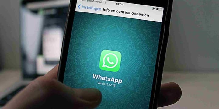 Meta द्वारा संचालित यह प्लेटफॉर्म अब केवल उन्हीं डिवाइसेज़ पर काम करेगा जो iOS 15.1 या Android 5.1 जैसे न्यूनतम या उससे नए सॉफ्टवेयर वर्जन पर चल रहे हों. यानी यदि आपका फोन इससे पुराने वर्जन पर काम करता है तो आप उसमें WhatsApp के मैसेजिंग या कॉलिंग जैसे फीचर्स का उपयोग नहीं कर पाएंगे.