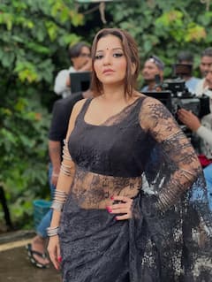 Monalisa Look: બ્લેક સાડીમાં મોનાલિસાનો હોટ અને બોલ્ડ અંદાજ, તસવીરો થઈ વાયરલ