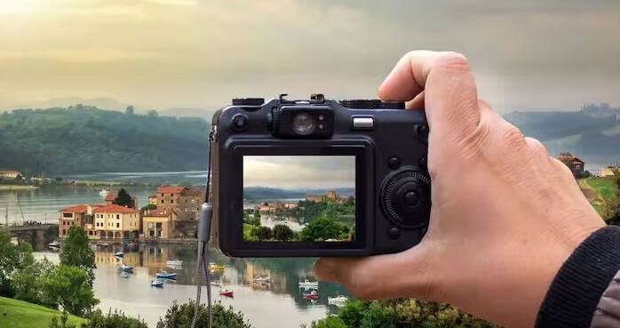 Hidden Camera Finding Tips: જેમ જેમ ટેકનોલોજી વધી રહી છે તેમ તેમ લોકોનું જીવન સરળ બની રહ્યું છે. પરંતુ જ્યારે લોકોનું જીવન સરળ બની રહ્યું છે ત્યારે આ ટેકનોલોજીનો દુરુપયોગ પણ થઈ રહ્યો છે, જે લોકો માટે સમસ્યાઓ ઉભી કરી રહ્યું છે.