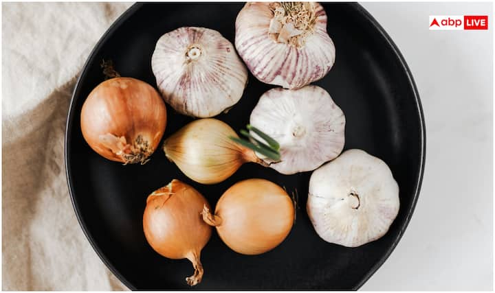 प्याज का रस बालों और स्किन की दिक्कतों के लिए नैचुरल मेडिसिन का काम करता है. डिपार्टमेंट ऑफ डर्मेटोलॉजी एंड वेनरेरियोलॉजी की एक स्टडी (2023) में पाया गया कि प्याज का रस एलोपेसिया एरियाटा (गंजापन) में बालों के विकास को बढ़ावा देता है. इसमें मौजूद सल्फर और सिलिकॉन बालों के रोम को मजबूत करते हैं. इसके अलावा प्याज का रस स्किन पर मुंहासों की सूजन और लालिमा को कम करता है.