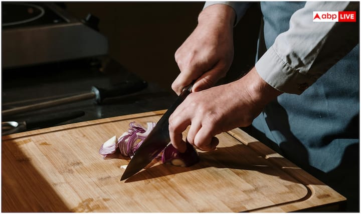 प्याज में मौजूद क्वेरसेटिन और अन्य एंटी-ऑक्सीडेंट्स हार्ट हेल्थ के लिए बेहद फायदेमंद होते हैं. ब्रिटिश जर्नल ऑफ न्यूट्रीशन (2024) की स्टडी में पाया गया कि प्याज का नियमित सेवन LDL (खराब) कोलेस्ट्रॉल और सिस्टोलिक ब्लड प्रेशर को कम करता है, जिससे हार्ट डिजीज का खतरा कम होता है. प्याज का रस ब्लड में होमोसिस्टीन का लेवल कम करता है, जो हार्ट हेल्थ के लिए नुकसानदायक हो सकता है.