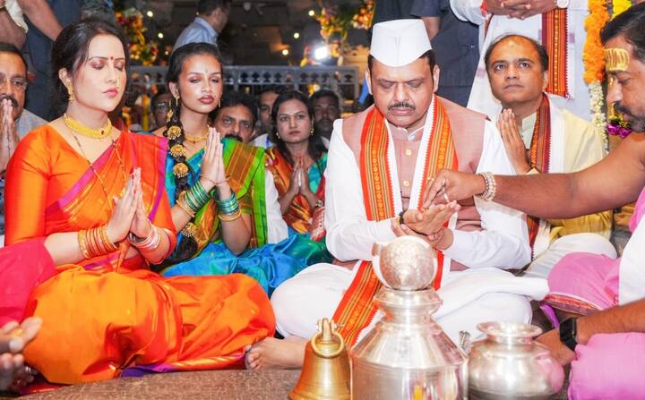 दरम्यान, चंद्रभागेच्या तीरावर भाविकांची मोठी गर्दी उसळली आहे. चंद्रभागेच्या वाळवंटी भक्तीचा जनसागर लोटलेला आहे. चंद्रभागेत स्नानासाठी भाविकांनी गर्दी केली आहे. 