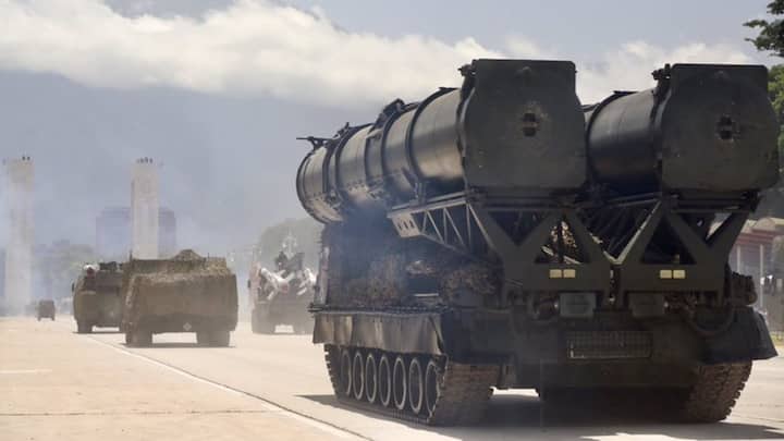 S-300VM एक मल्टी-चैनल डिफेंस सिस्टम है जो बैलिस्टिक मिसाइलों और फिक्स्ड-विंग विमानों को एक साथ रोक सकता है. यह सिस्टम बड़े पैमाने पर रूस में उपयोग किया जाता है और कई अंतरराष्ट्रीय ग्राहक भी हैं. इसका रेंज 200 किमी है. ये बैलिस्टिक और क्रूज मिसाइलों को निशाना बनाता है.