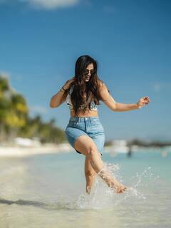 बिकिनी संग शॉर्ट्स पहन पानी की लहरों से खेलती दिखीं श्वेता तिवारी, तस्वीरों ने बढ़ाया इंटरनेट का पारा