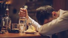 ट्रेन में शराब पीकर सफर किया, तो देना पड़ जाएगा इतना जुर्माना